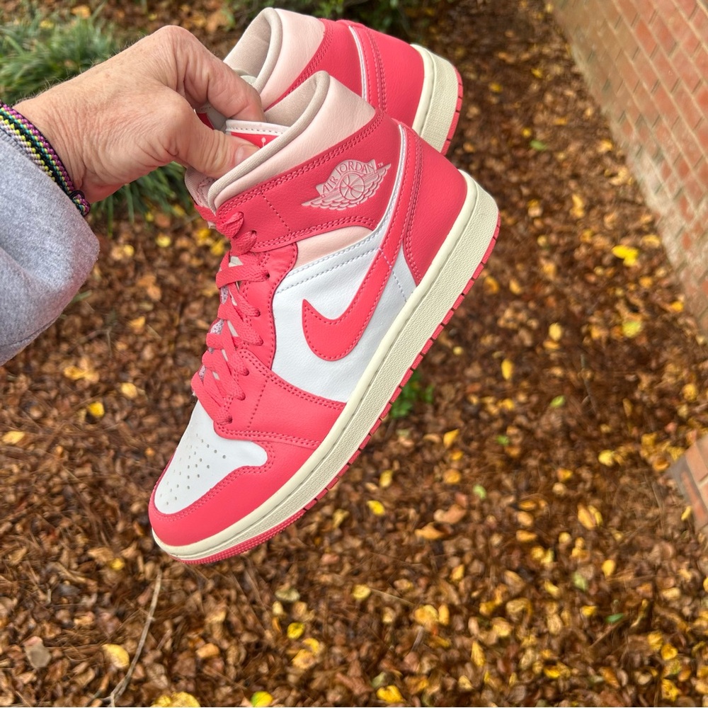 NIKE Air Jordan 1 Mid "Strawberries and Cream" sneakers. Women’s size 8 - Picture 12 of 15